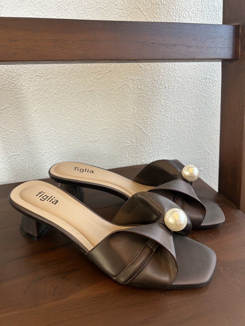 Coco Pearl – Chocolate Brown Satin Mules (Category: Heels) located in Quezon City. Submitted by patvluspo (Listing ID 1468346684, Image 2). Description: This was only used once for a wedding to match my burgundy gown. Comfortable and easy to wear. I am a size 7. .