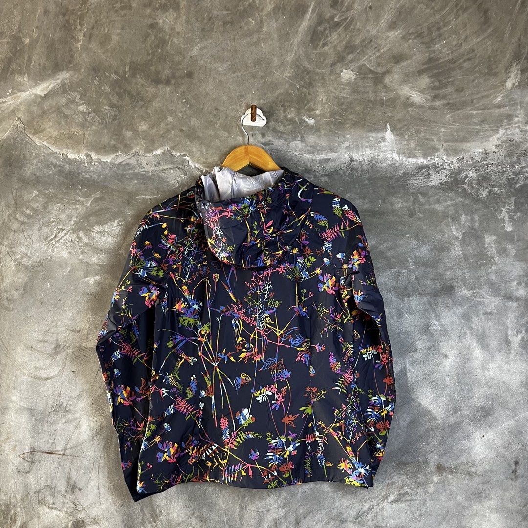 COLUMBIA PACKABLE LIGHTWEIGHT WINDBREAKER (Category: Coats, Jackets and Outerwear) located in Minalin. Submitted by winterjacket.ph (Listing ID 1468490215, Image 2). Description: COLUMBIA PACKABLE LIGHTWEIGHT WINDBREAKER Width 18.5 Length 24 Medium on Tag Good as new 750 + SF.