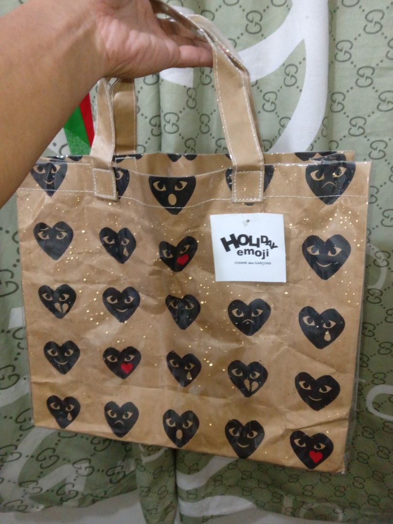 Comme des garcons paper/pvc tote bag (Category: Luxury Bags & Wallets) located in Akbar. Submitted by bethlehema07352 (Listing ID 1468315737, Image 1). Description: .