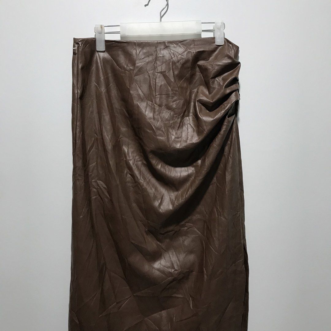 COMMENSE Brown Leather Midi Skirt (Category: Shorts) located in Cavite. Submitted by tanya.valentin (Listing ID 1468393708, Image 2). Description: - 32x33.