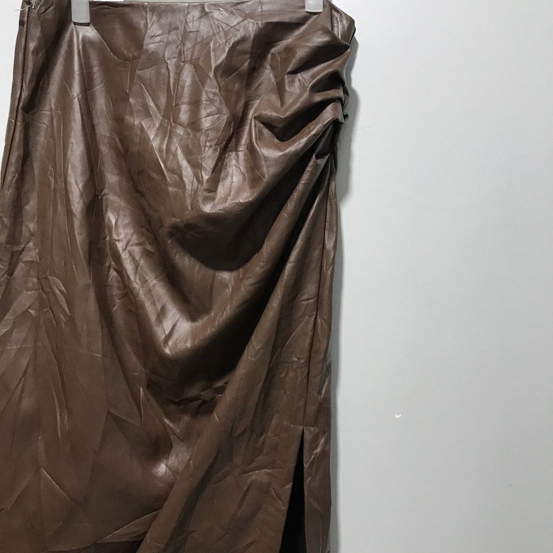 COMMENSE Brown Leather Midi Skirt (Category: Shorts) located in Cavite. Submitted by tanya.valentin (Listing ID 1468393708, Image 3). Description: - 32x33.
