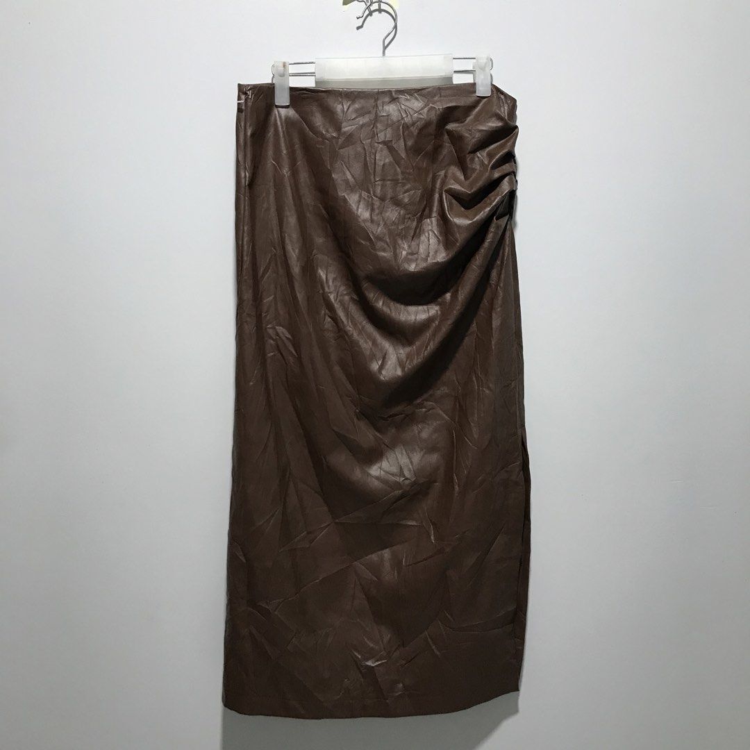 COMMENSE Brown Leather Midi Skirt (Category: Shorts) located in Cavite. Submitted by tanya.valentin (Listing ID 1468393708, Image 1). Description: - 32x33.