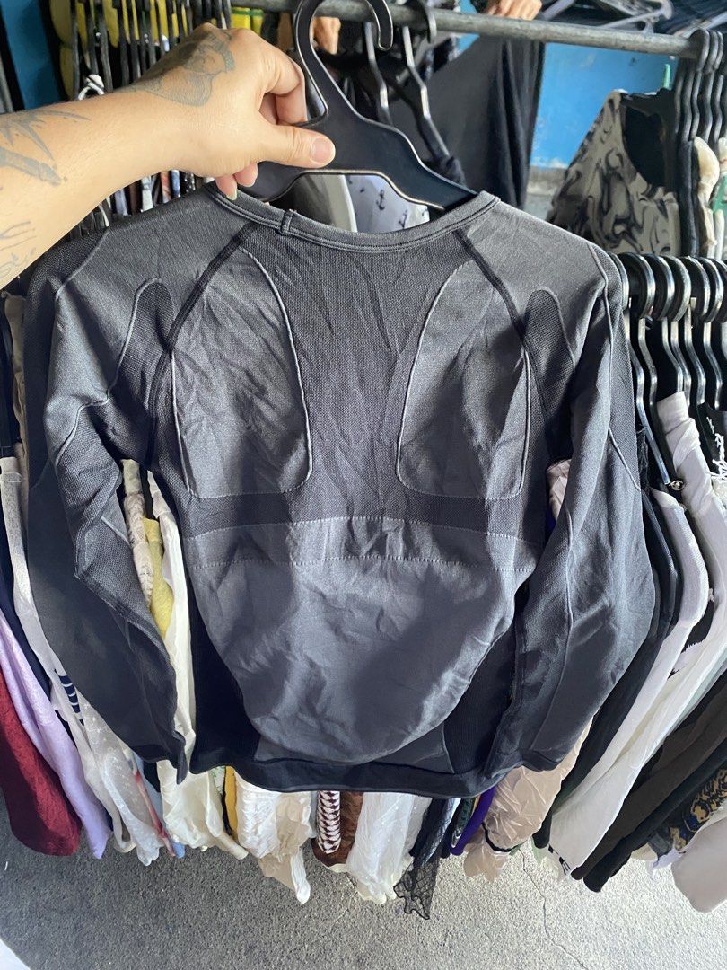 Comprehension running (Category: Activewear) located in Manila. Submitted by freshfindresale (Listing ID 1468323853, Image 2). Description: Size small to medium.