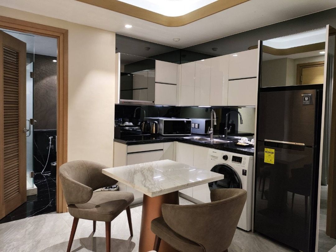 CONDO UNIT FOR RENT (Category: Apartments & Condos) located in Caloocan City. Submitted by jplpnd22 (Listing ID 1468328199, Image 3). Description: • 1 Bedroom & 1 Bath • Spacious 53 sqm layout • Private Balcony • Functional Kitchen Setup • Resident access to Swimming Pool & Gym Lease Details: • Monthly Rate: ₱50,000 (plus association dues) • Term: Minimum 1-year contract • Payment Terms: 1 month advance, 2 months security deposit.