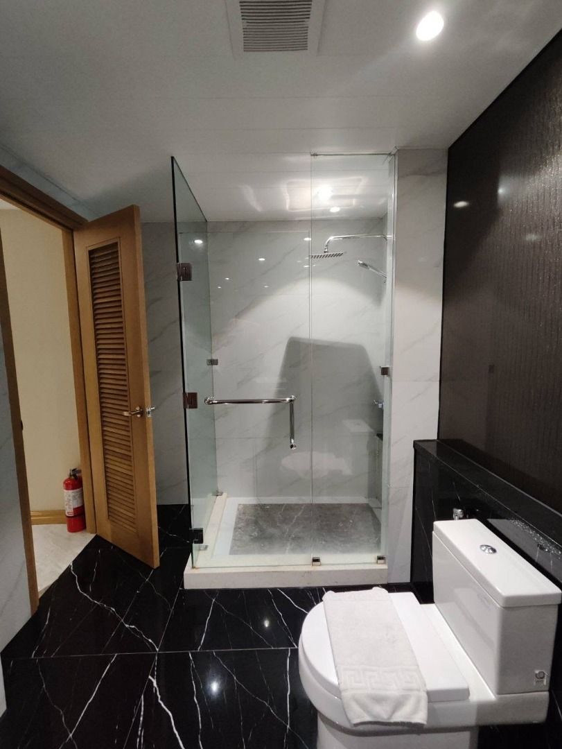 CONDO UNIT FOR RENT (Category: Apartments & Condos) located in Caloocan City. Submitted by jplpnd22 (Listing ID 1468328199, Image 2). Description: • 1 Bedroom & 1 Bath • Spacious 53 sqm layout • Private Balcony • Functional Kitchen Setup • Resident access to Swimming Pool & Gym Lease Details: • Monthly Rate: ₱50,000 (plus association dues) • Term: Minimum 1-year contract • Payment Terms: 1 month advance, 2 months security deposit.