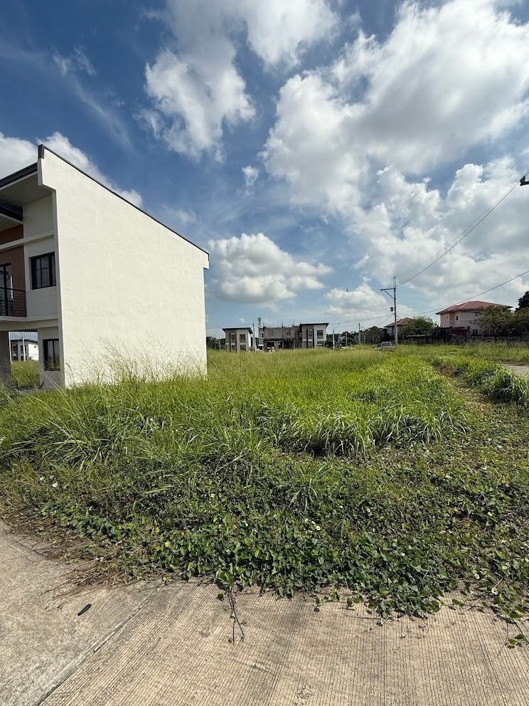 Corner Lot - Robinsons Vineyard, Dasmarinas, Cavite (Category: Lot) located in Bacoor. Submitted by estrdanet (Listing ID 1468426035, Image 2). Description: ✅ FOR SALE: Corner Lot at Robinsons Vineyard, Dasmariñas, Cavite Naghahanap ka ba ng corner lot sa loob ng established na village, sa presyong abot-kaya? Ito na yan. 👇 📍 LOCATION Robinsons Vineyard, Dasmariñas, Cavite Phase 4B, Block 22 Lot 1 📐 LOT DETAILS • 145 sqm corner lot • Resale • W