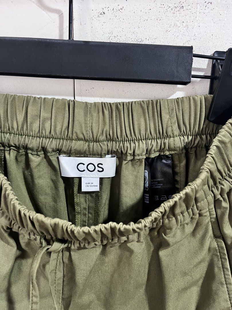 COS Green Elasticated Barrel Leg Pants (Category: Other Bottoms) located in Baguio. Submitted by lovelemons (Listing ID 1468292701, Image 3). Description: COS Elasticated Barrel Leg Pants Size 34 XS Color in photo is slightly off due to lighting but actual pants is as vibrant as the official photos. No issues Good as new conditiobought brand new from Zalora.