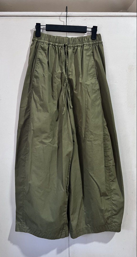 COS Green Elasticated Barrel Leg Pants (Category: Other Bottoms) located in Baguio. Submitted by lovelemons (Listing ID 1468292701, Image 2). Description: COS Elasticated Barrel Leg Pants Size 34 XS Color in photo is slightly off due to lighting but actual pants is as vibrant as the official photos. No issues Good as new conditiobought brand new from Zalora.
