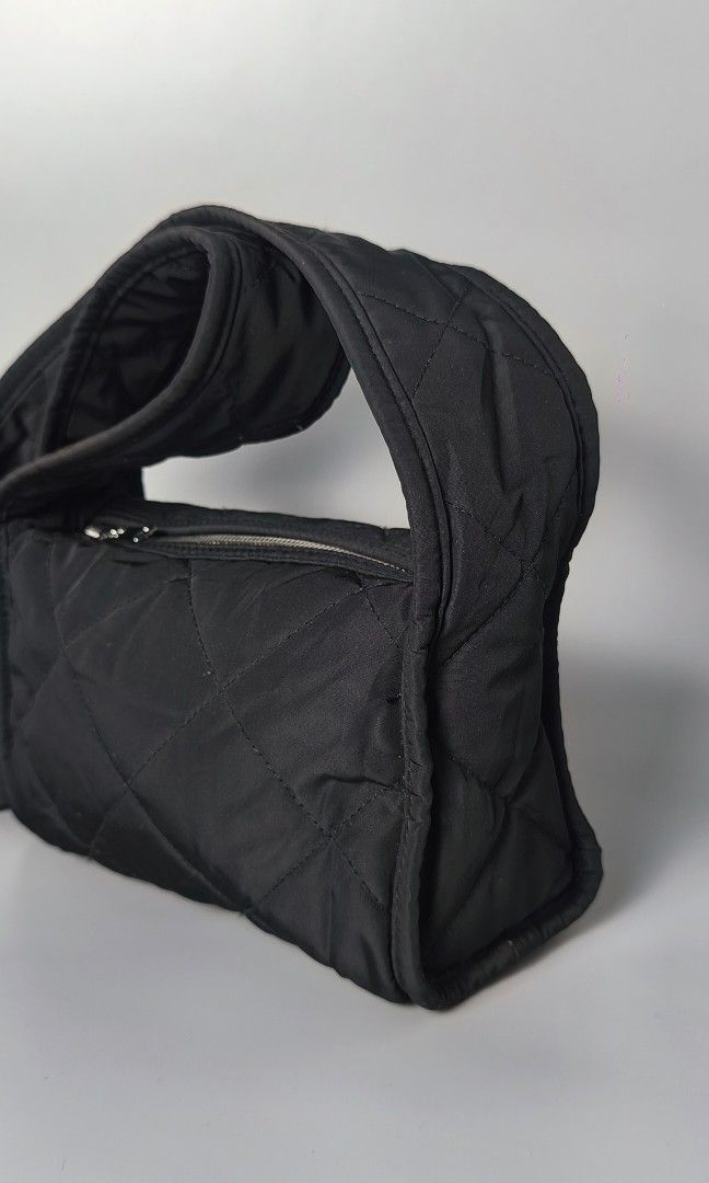 COS Quilted Shoulder Bag (Category: Shoulder Bags) located in Bulacan. Submitted by 4kcollection (Listing ID 1468374721, Image 3). Description: COS Quilted Shoulder Bag Excellent Condition Size: Mini Black na Black 9.5 No Issue Dm for sure buyer 📩 MOP: Gcash / Maya / BPI Courier: J&t / Lbc / Lalamove Location: SJDM Bulacan.
