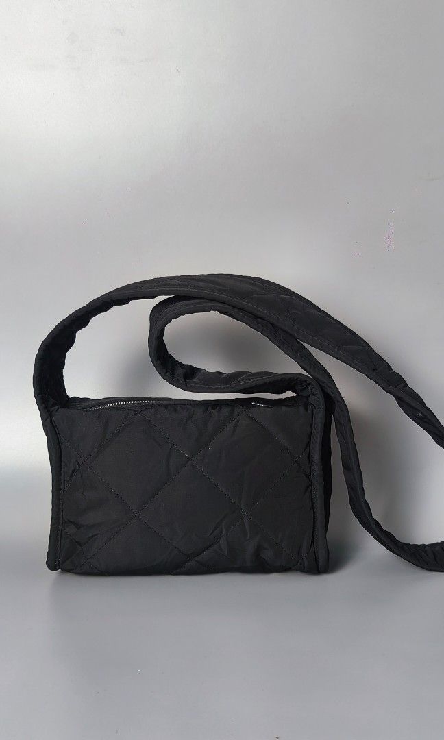 COS Quilted Shoulder Bag (Category: Shoulder Bags) located in Bulacan. Submitted by 4kcollection.ph (Listing ID 1468385979, Image 2). Description: COS Quilted Shoulder Bag Excellent Condition Size: Mini Black na Black 9.5 No Issue Dm for sure buyer 📩 MOP: Gcash / Maya / BPI Courier: J&t / Lbc / Lalamove Location: SJDM Bulacan.