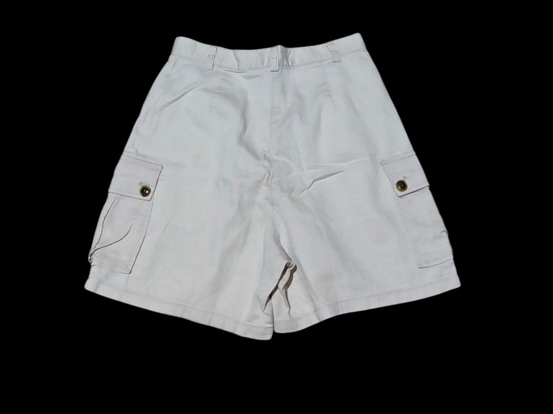 Cream beige cargo shorts (Category: Shorts) located in Munoz. Submitted by harm0nica337 (Listing ID 1468380544, Image 2). Description: W:27 - Fit: High waist with belt loops - Pockets: Two large side utility pockets with metal button closure MOP: Gcash (price+SF) j&t express.