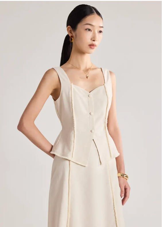Fray Edge Sweetheart Top (Category: Sets or Coordinates) located in Paranaque City. Submitted by keyas.preloved (Listing ID 1468298405, Image 2). Description: NEVER USED NOR TRIED ON. RFS: Gifted Original price is 2299 Pretty undone. A sweetheart neckline, a fitted silhouette, and just the right amount of frayed seams—this top is all about soft meets edge. The fabric-covered buttons add a little detail that makes a big difference. The gentle flar