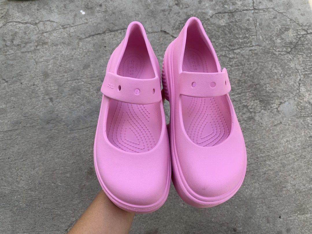 Crocs (Category: Flats & Sandals) located in Sibulan. Submitted by sharlyngra11287 (Listing ID 1468303079, Image 3). Description: Mine: 1,100 pesos🍀 Brand: Crocs Size: M4, W6 Condition: Super minimal sign of usage💗🎀.