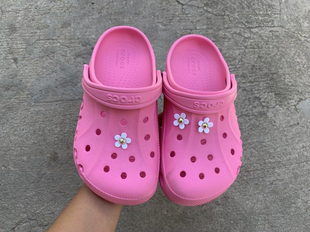 Crocs (Category: Slippers and slides) located in Sibulan. Submitted by sharlyngra11287 (Listing ID 1468303220, Image 3). Description: Mine: 999 pesos🍀 Brand: Crocs Size: J3 or 36 Condition: Super minimal sign of usage💗🎀.