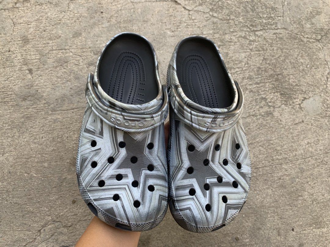 Crocs (Category: Slippers & Slides) located in Sibulan. Submitted by sharlyngra11287 (Listing ID 1468303428, Image 3). Description: Mine: 899 pesos🍀 Brand: Crocs Size: M10, W12 Condition: Normal sign of usage💗🎀.