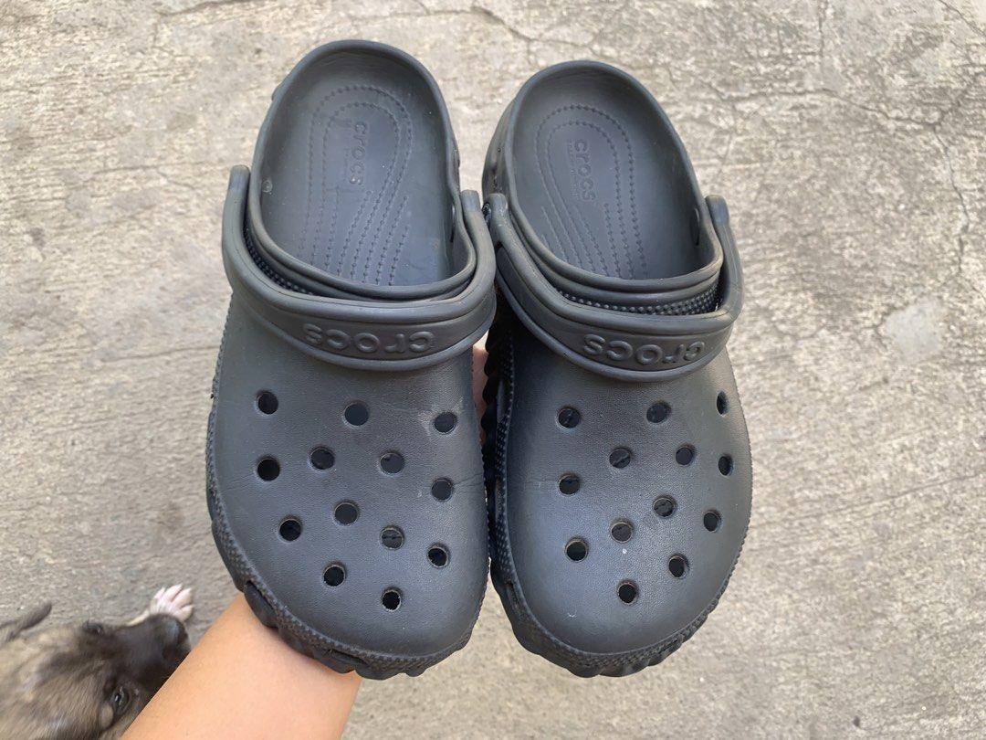 Crocs (Category: Slippers & Slides) located in Sibulan. Submitted by sharlyngra11287 (Listing ID 1468303700, Image 3). Description: Mine: 850 pesos🍀 Brand: Crocs Size: M8, W10 Condition: Minimal sign of usage💗🎀.