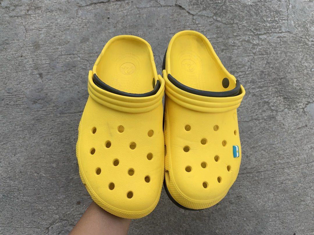Crocs (Category: Slippers & Slides) located in Sibulan. Submitted by sharlyngra11287 (Listing ID 1468303837, Image 3). Description: Mine: 850 pesos🍀 Brand: Crocs Size: M9, W11 Condition: Normal sign of usage💗🎀.