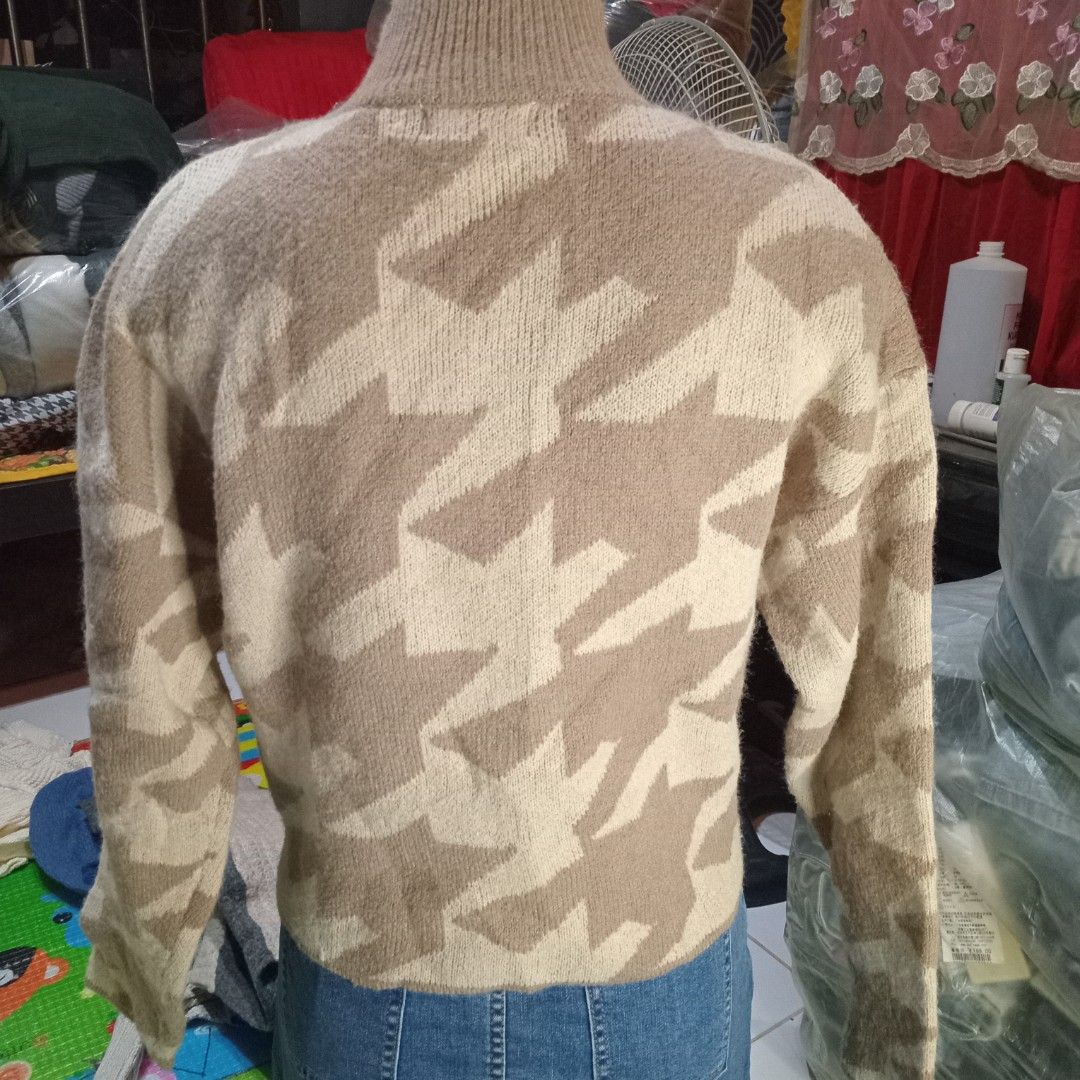 Crop top pull up sweater (Category: Coats, Jackets and Outerwear) located in Angono. Submitted by thrifted.fashionshop (Listing ID 1468454414, Image 2). Description: Fit - small on tag *knitted *close neck *crop top <COLORS MAY VARY DUE TO LIGHTING> MOP : Gcash only COURIER : Jnt / Lalamove REMINDER : Shipping fee ay hindi kasama sa presyo ng item.