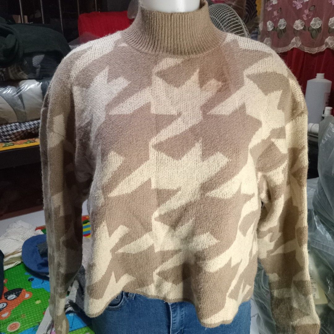 Crop top pull up sweater (Category: Coats, Jackets and Outerwear) located in Angono. Submitted by thrifted.fashionshop (Listing ID 1468454414, Image 1). Description: Fit - small on tag *knitted *close neck *crop top <COLORS MAY VARY DUE TO LIGHTING> MOP : Gcash only COURIER : Jnt / Lalamove REMINDER : Shipping fee ay hindi kasama sa presyo ng item.