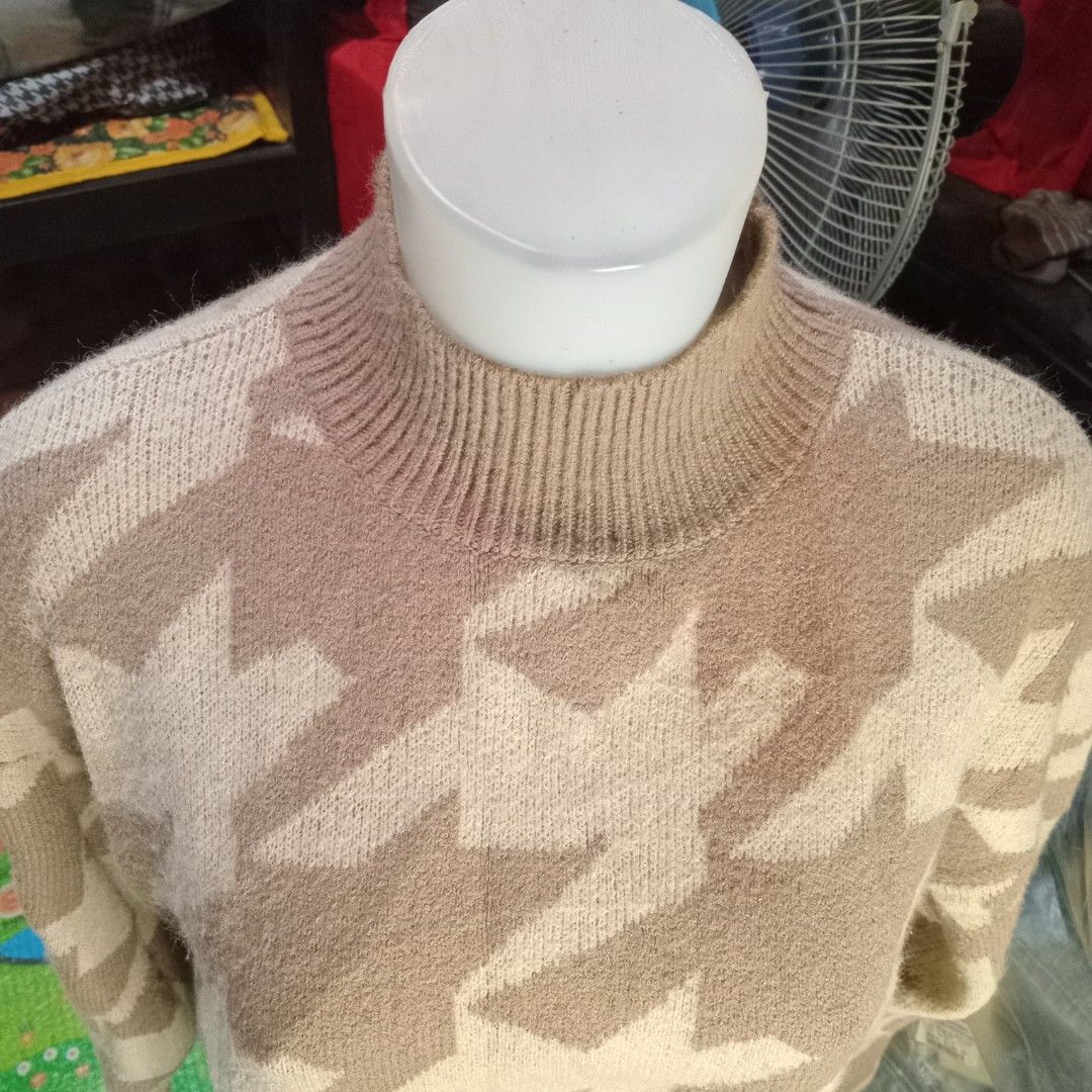 Crop top pull up sweater (Category: Coats, Jackets and Outerwear) located in Angono. Submitted by thrifted.fashionshop (Listing ID 1468454414, Image 3). Description: Fit - small on tag *knitted *close neck *crop top <COLORS MAY VARY DUE TO LIGHTING> MOP : Gcash only COURIER : Jnt / Lalamove REMINDER : Shipping fee ay hindi kasama sa presyo ng item.