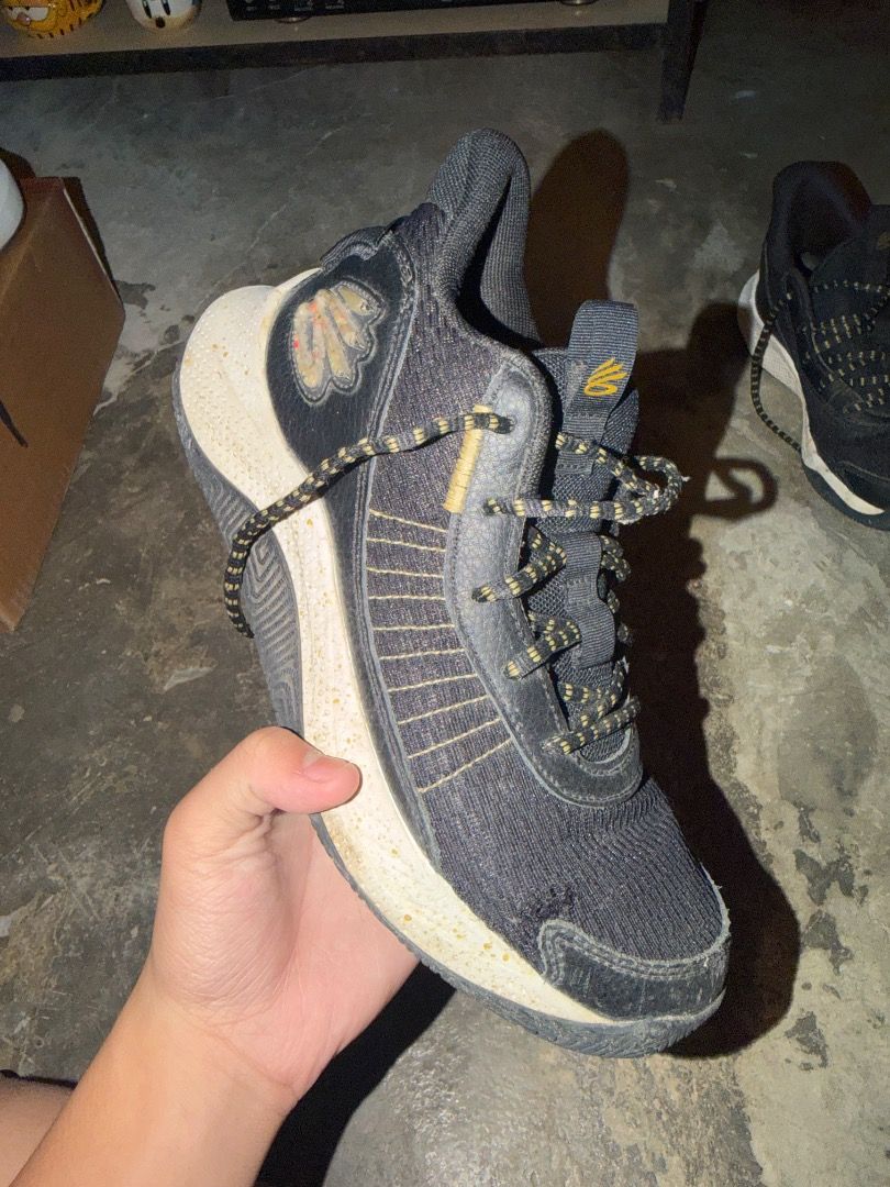 Curry 3z7, Size 8.5 black. (Category: Sneakers) located in Caloocan City. Submitted by hmsison (Listing ID 1468357778, Image 2). Description: .