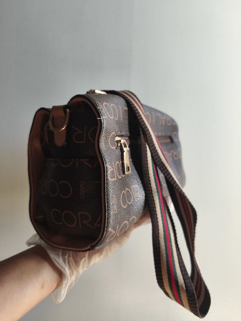 Duffle Brown bag Monogram Shoulder Bag Crossbody (Category: Shoulder Bags) located in Taguig. Submitted by deyerreC2020 (Listing ID 1468343051, Image 2). Description: Duffle style luxury preloved bag 💚💚💚🔥napakaganda nya, malinis loob like brand new. Sling strap like new pa Walang kalawang! Issue: bakbak lang (pwede nyu pinturahan nlng) Lapad 9.5 inches Taas 6 inches Kapal 4 inches P.m sa gusto Loc. Taguig Brown leather-look material with all-