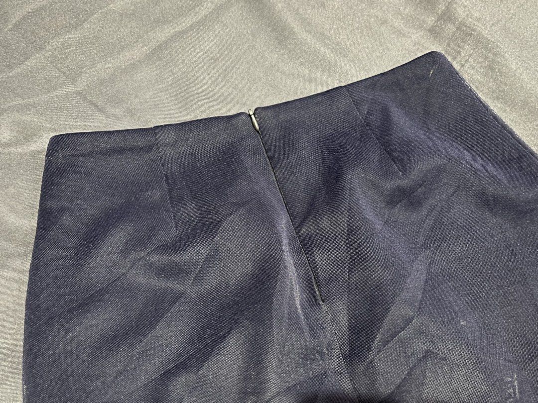 Dark blue denim mini skirt (Category: Skirts) located in Quezon City. Submitted by ayapiaya (Listing ID 1468317215, Image 2). Description: - Color: Dark blue - Style: Fitted denim mini skirt - Closure: Hidden back zipper - Hem: Clean bottom finish - Versatile piece, great for pairing with basic tees and casual tops Issue: punit yung inner fabric (double lining), pwede tanggalin.