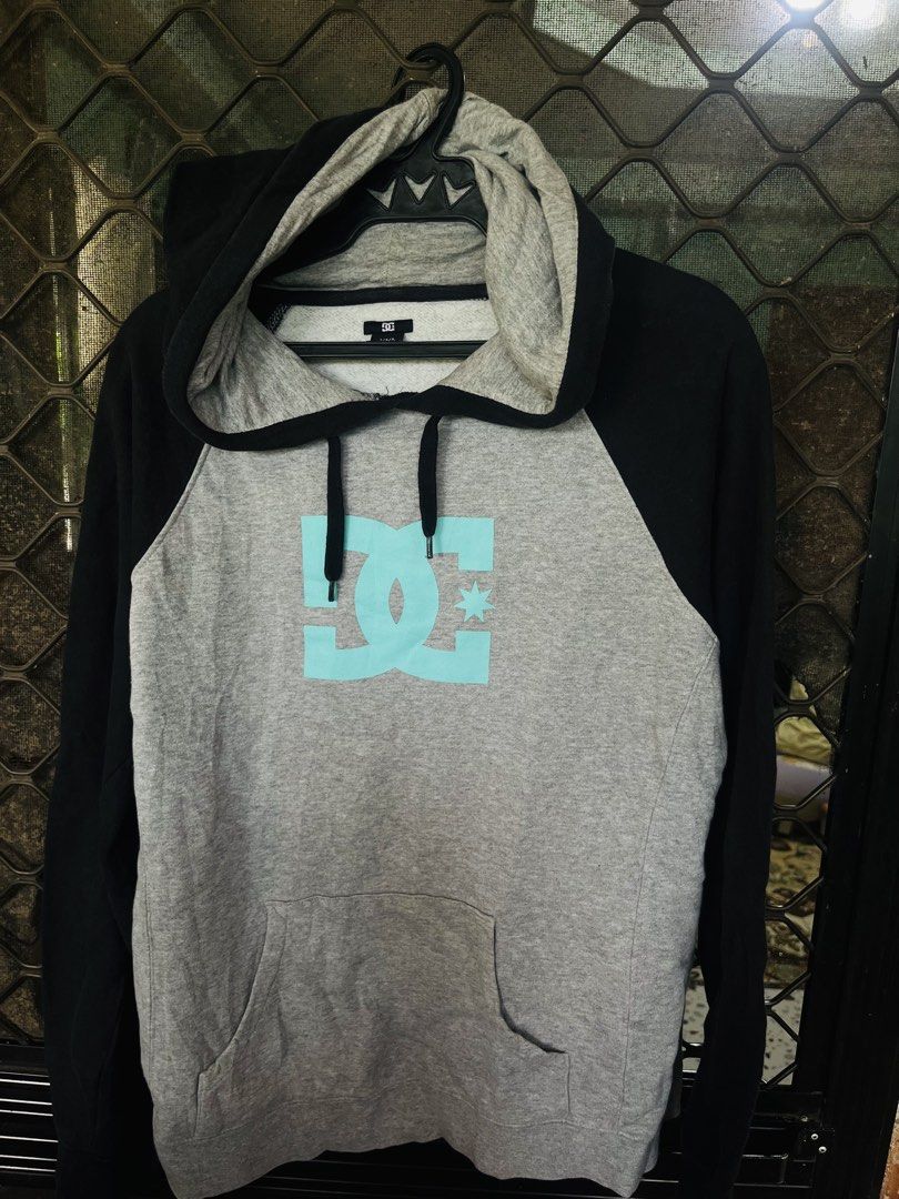 DC Shoes Pullover Hoodie Grey Black Size L (Category: Hoodies) located in Manila. Submitted by athan0800 (Listing ID 1468284373, Image 1). Description: - Brand: DC Shoes - Color: Grey and black with light blue logo - Size: Large - Style: Pullover hoodie with raglan sleeves and kangaroo pocket - Condition: Excellent/Ready to wear - Perfect for: Skateboarding and casual everyday styling.