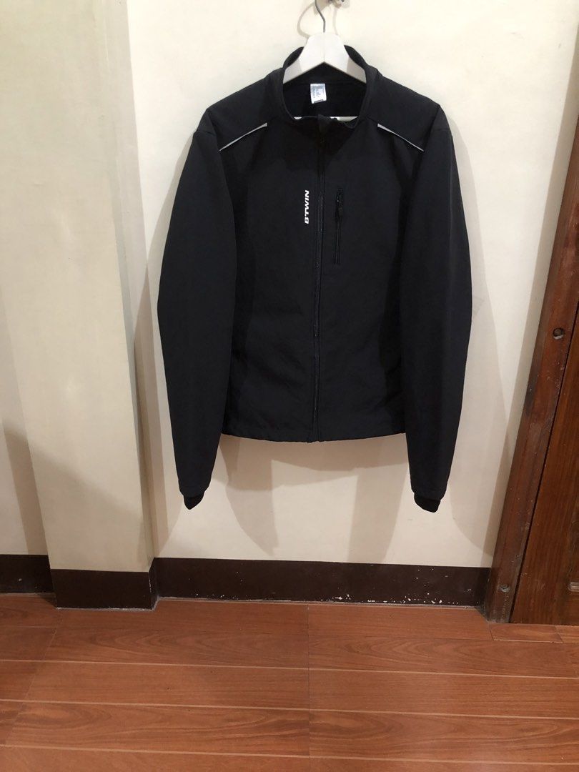 Decathlon Black Jacket (Category: Coats, Jackets and Outerwear) located in Oas. Submitted by alithrifthunter (Listing ID 1468356378, Image 2). Description: .