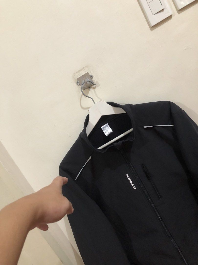 Decathlon Black Jacket (Category: Coats, Jackets and Outerwear) located in Oas. Submitted by alithrifthunter (Listing ID 1468356378, Image 3). Description: .