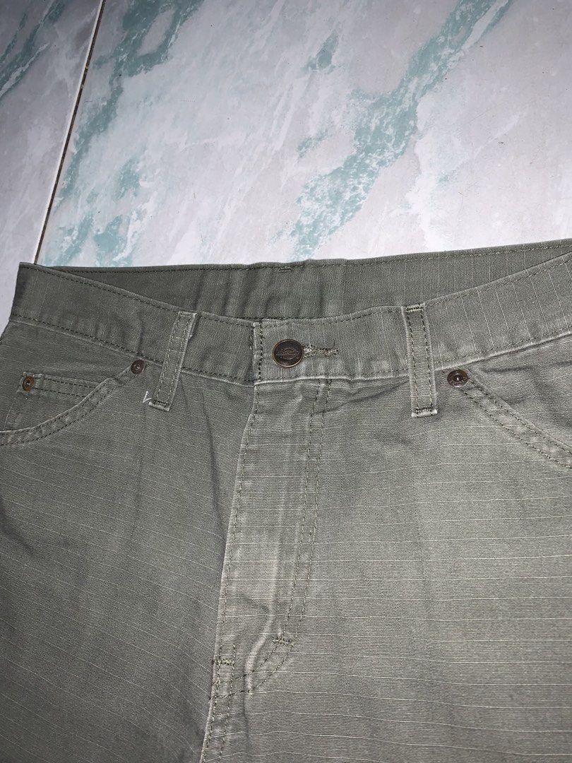 Dickies carpenter short (Category: Shorts) located in Pasig City. Submitted by thriftnflip1600 (Listing ID 1468463140, Image 3). Description: 30 on tag Width: 15.5” Length: 20.5” Leg opening: 11” Color rate: 9/10 Condition: 9/10 No issue/s.