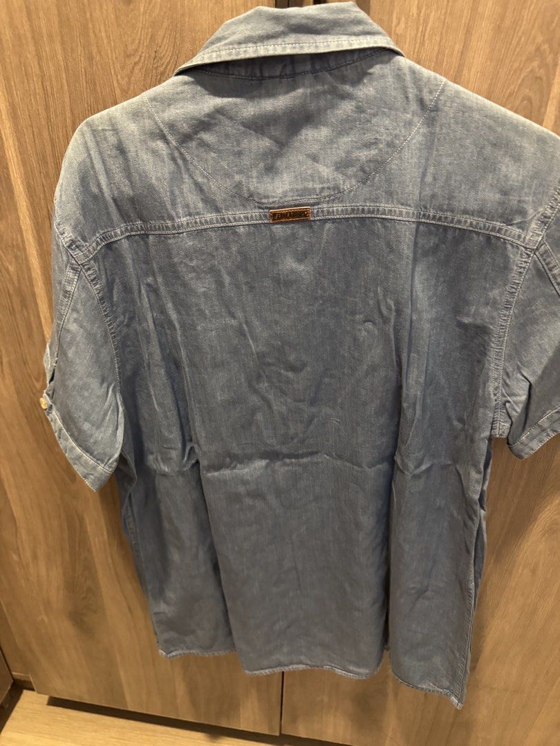 Dickies Denim Short Sleeve Shirt (Category: Tshirts & Polo Shirts ) located in Taguig. Submitted by kittychum (Listing ID 1468324489, Image 2). Description: Size: Medium Regular Fit Soft Denim.