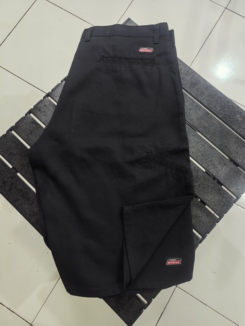 DICKIES GENUINE (Category: Shorts) located in Legazpi City. Submitted by livedolphin_68dee2 (Listing ID 1468437248, Image 1). Description: Waist 36 LENGTH-26 VGOOD CONDITION NO ISSUE 10 /10 COLOR RATE.