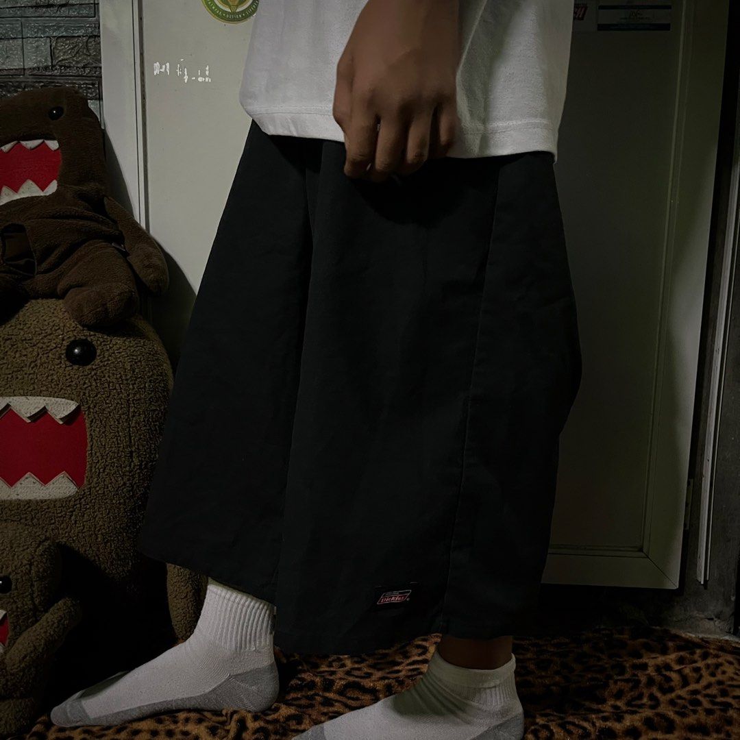 DICKIES GENUINE DOUBLE PATCH (Category: Shorts) located in Orani. Submitted by pulverize_tht_ho3 (Listing ID 1468309244, Image 1). Description: dimes: 44x25x14 condition: 10/10 flaw/s: none check slides for the details.