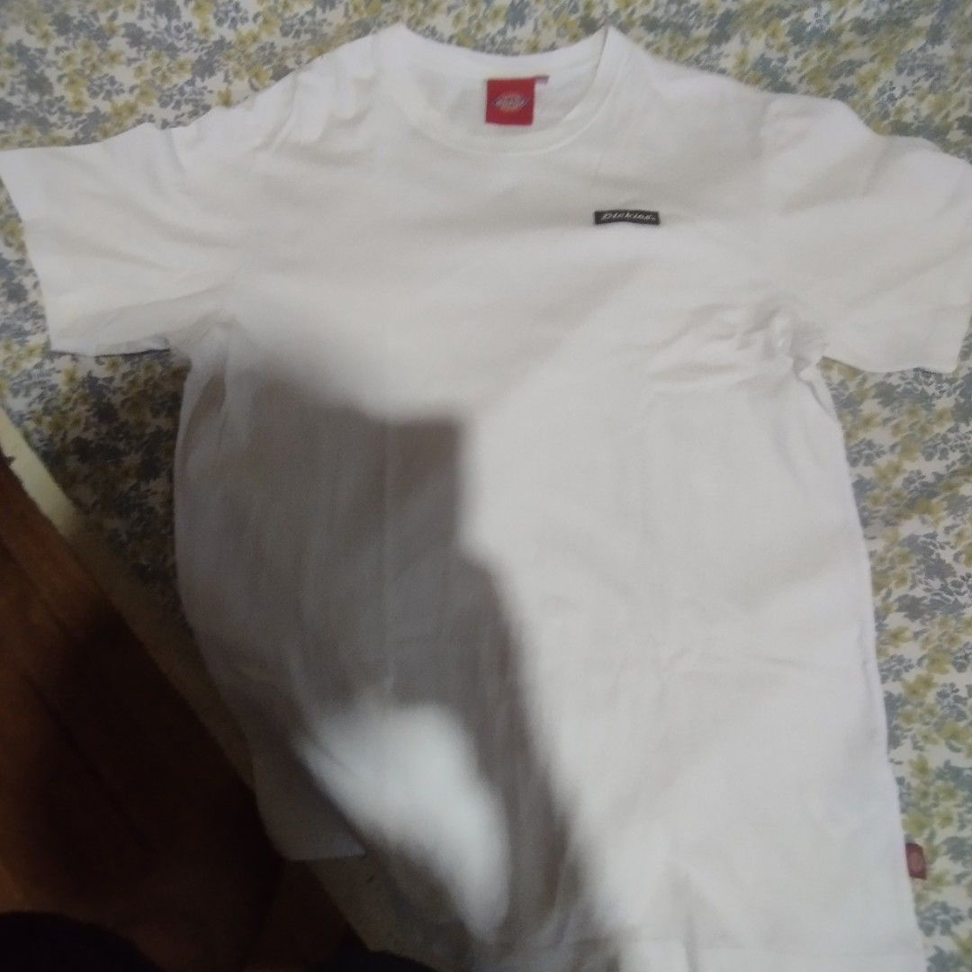 Dickies White T-Shirt Size L (Category: Tshirts & Polo Shirts ) located in Manila. Submitted by lene48 (Listing ID 1468326445, Image 3). Description: - Brand: Dickies - Color: Solid White - Size: L - Material: 100% Cotton - Details: Small black chest logo patch, red neck label, and small hem tag - Condition/Use: Clean basic tee, perfect for daily wear.