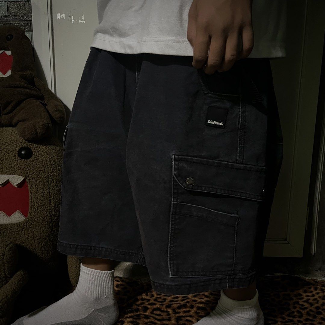 DIEHARD CARHARTT MATERIAL HEAVY MASSIVE CARGO JORTS (Category: Shorts) located in Orani. Submitted by pulverize_tht_ho3 (Listing ID 1468310351, Image 1). Description: dimes: 38x21.5x13 condition: 9.8/10 flaw/s: check slides check slides for the details .