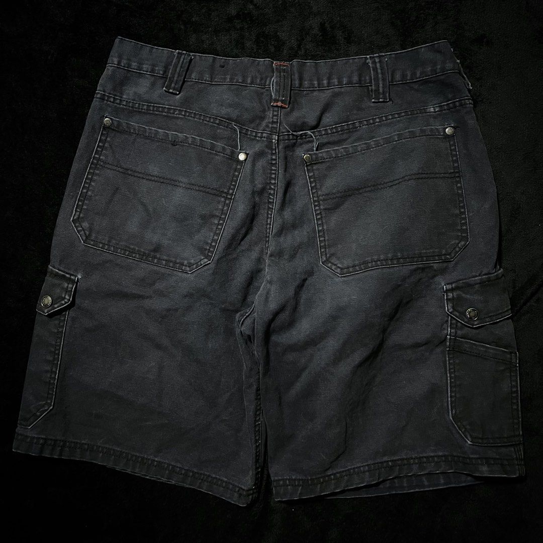 DIEHARD CARHARTT MATERIAL HEAVY MASSIVE CARGO JORTS (Category: Shorts) located in Orani. Submitted by pulverize_tht_ho3 (Listing ID 1468310351, Image 3). Description: dimes: 38x21.5x13 condition: 9.8/10 flaw/s: check slides check slides for the details .