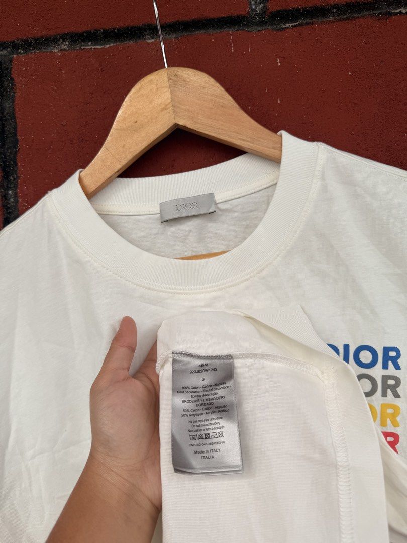 Dior (Category: Tshirts & Polo Shirts ) located in Baguio. Submitted by mardimercredi14 (Listing ID 1468335037, Image 3). Description: 🔥 Dior Dimensions: 22.5*28 Condition: excellent Color Rate: 10 ❌ none.