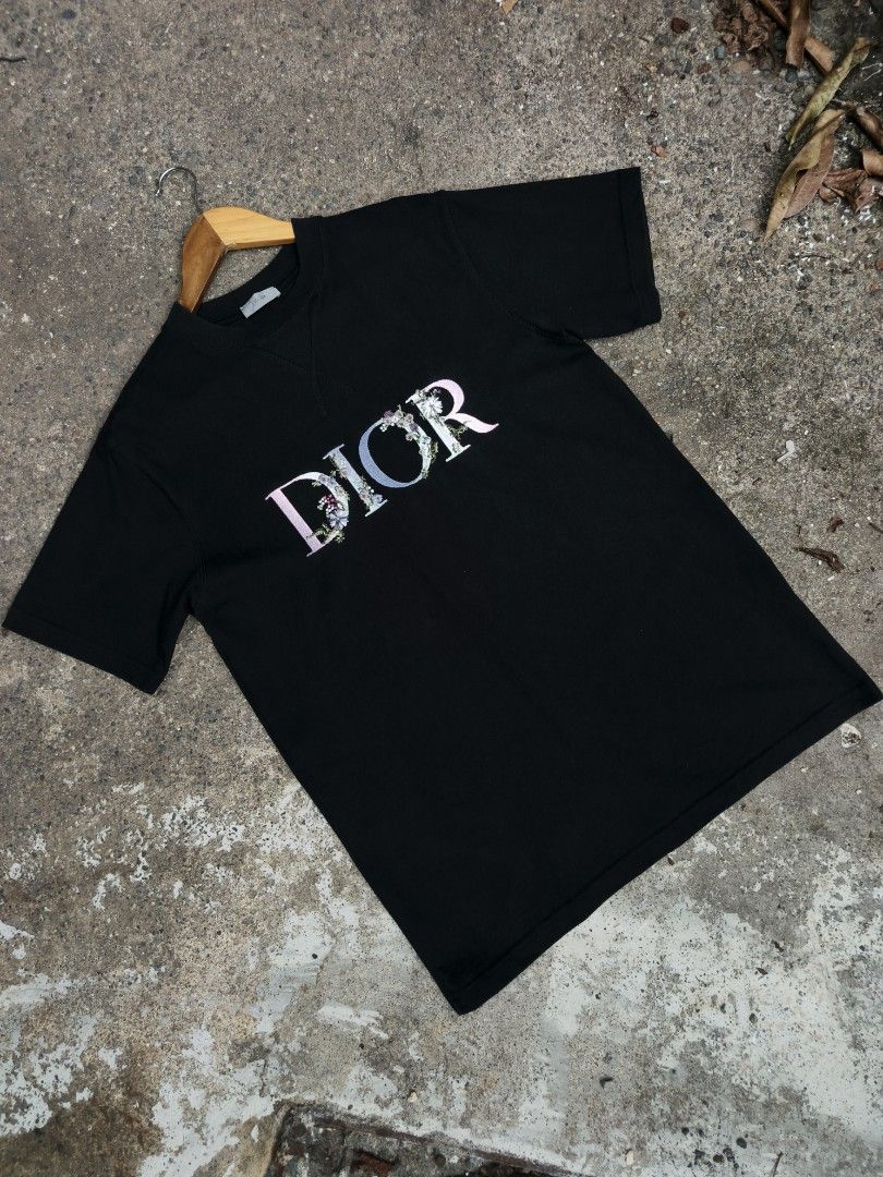 Dior Floral (Category: Luxury Apparel) located in Trento. Submitted by renanteblanco113 (Listing ID 1468288241, Image 1). Description: Dior Floral Dimes: 20x30 Excellent condition Color rate: 9.8/10 "color may vary due to lighting outdoor" no issue.