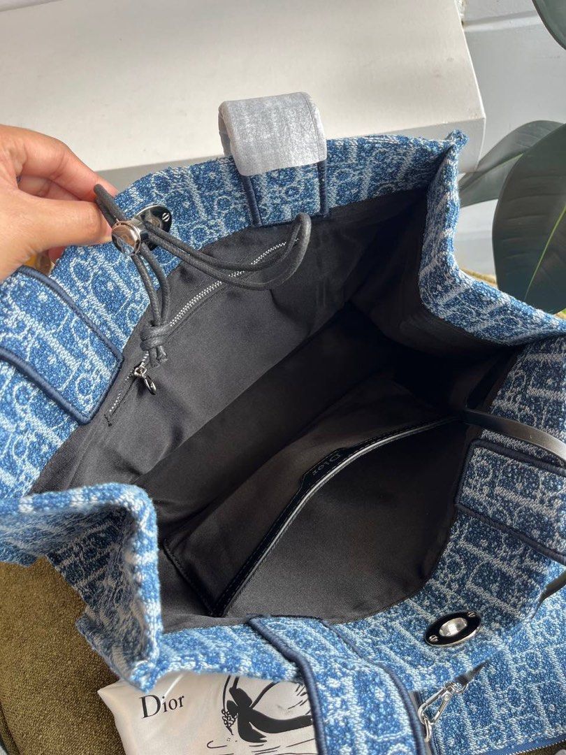 Dior GWP Bag (Category: Shoulder Bags) located in Binan City. Submitted by pinkykeenshop (Listing ID 1468405420, Image 2). Description: .
