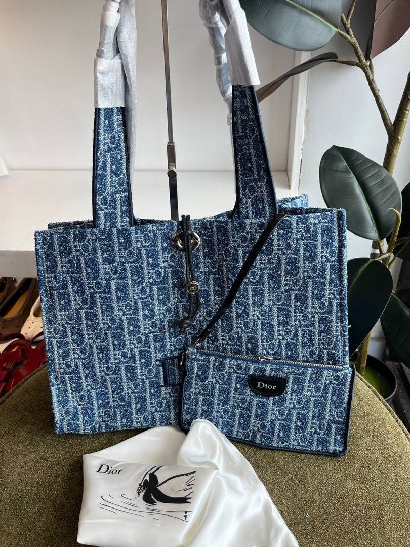 Dior GWP Bag (Category: Shoulder Bags) located in Binan City. Submitted by pinkykeenshop (Listing ID 1468405420, Image 1). Description: .