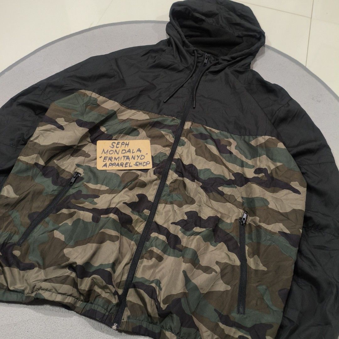 DIVIDED by H&M windbreaker (Category: Activewear) located in Calatrava. Submitted by ermitany0 (Listing ID 1468429598, Image 3). Description: divided windbreaker excellent condition size: US large width x length: 25x30" check photos for more details ✅⬇️ location: Negros Occidental PM if interested 📩📩📩📩.