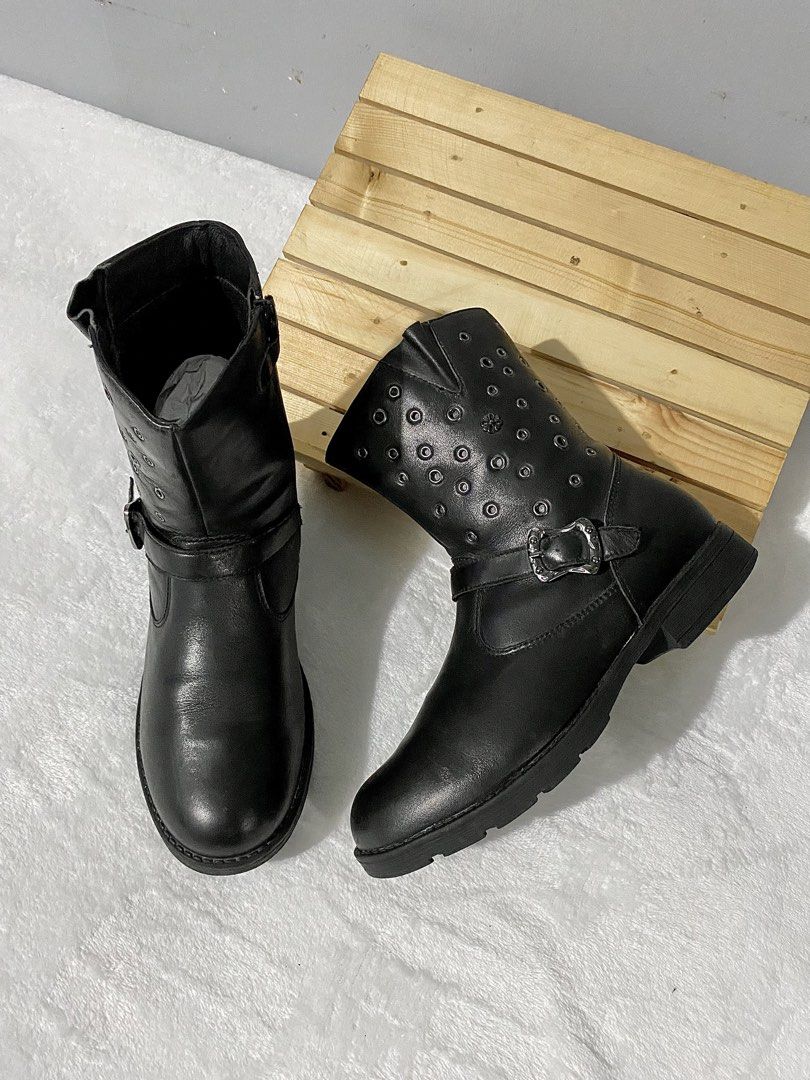 dr. kong mid calf boots (Category: Boots) located in Bulacan. Submitted by parapapa (Listing ID 1468392557, Image 1). Description: 36 / 23cm 9/10 condition .