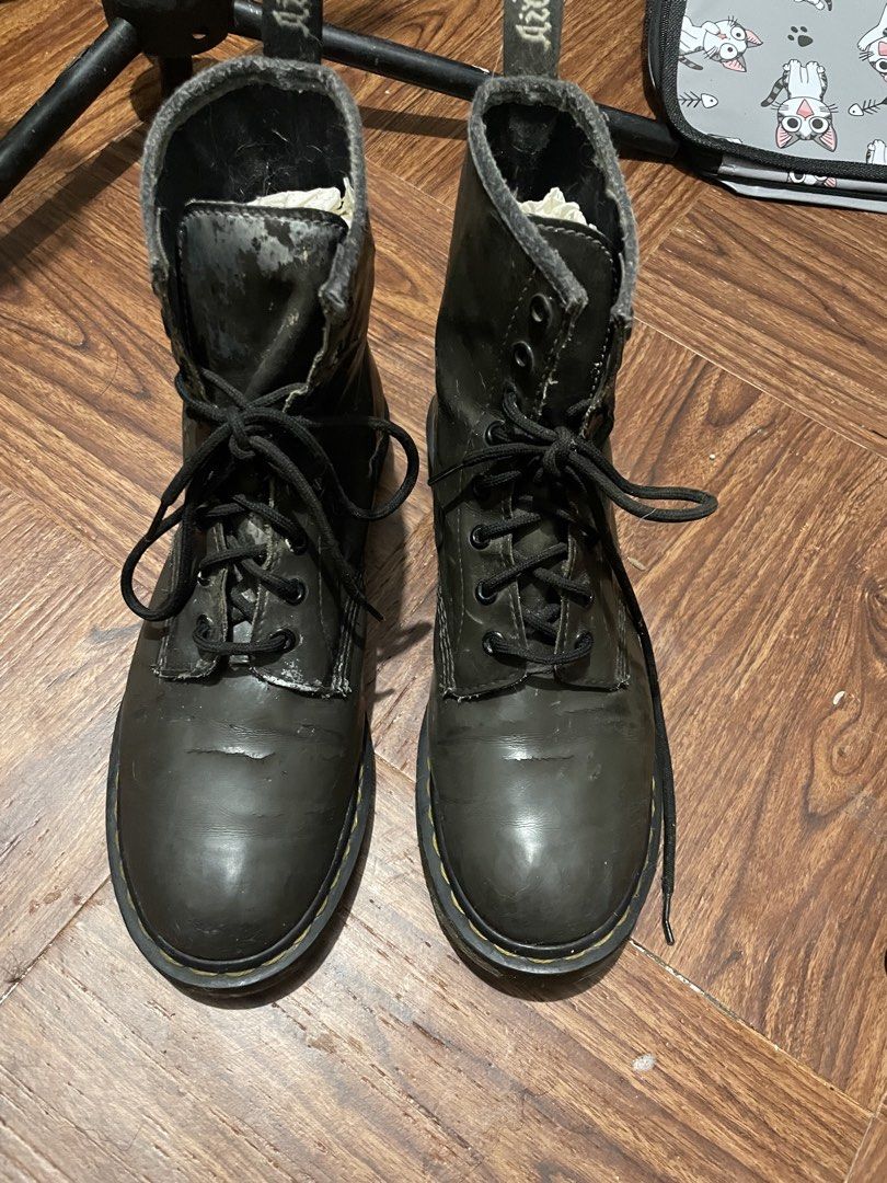 Dr Martens Size 9 (Category: Boots) located in Quezon City. Submitted by tindahanniblue (Listing ID 1468394455, Image 2). Description: Metallic dr martens Issue posted Negotiable.