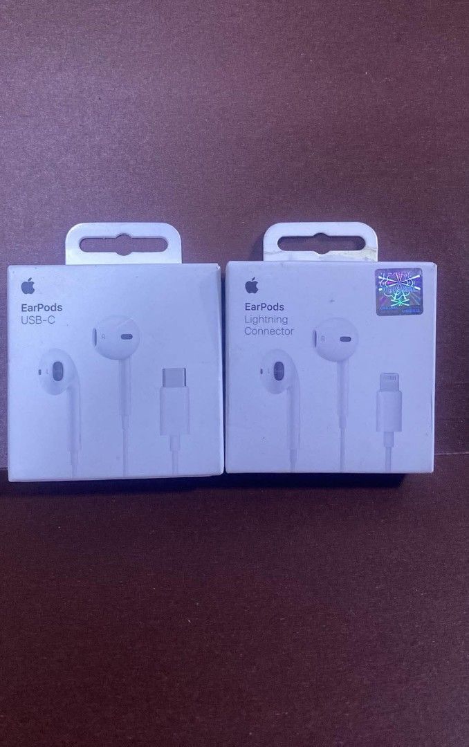 Earpods USB-C & lightning connector (Category: Headphones & Headsets) located in Manila. Submitted by milasgadgetph (Listing ID 1468370624, Image 1). Description: .