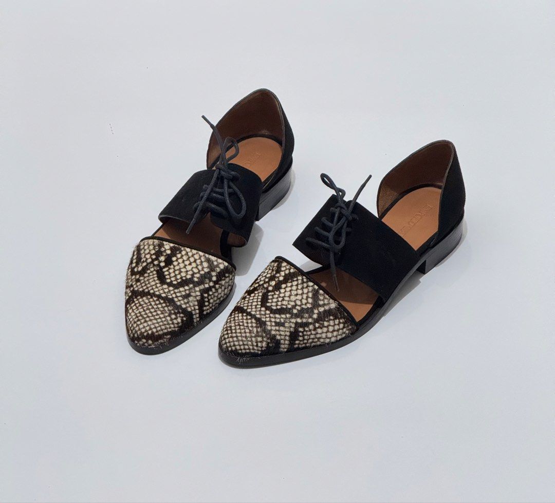 Emporioarmani (Category: Flats & Sandals) located in Quezon City. Submitted by byuklph (Listing ID 1468471464, Image 1). Description: Auth💯size36.5 Excellent condition No inclusion .