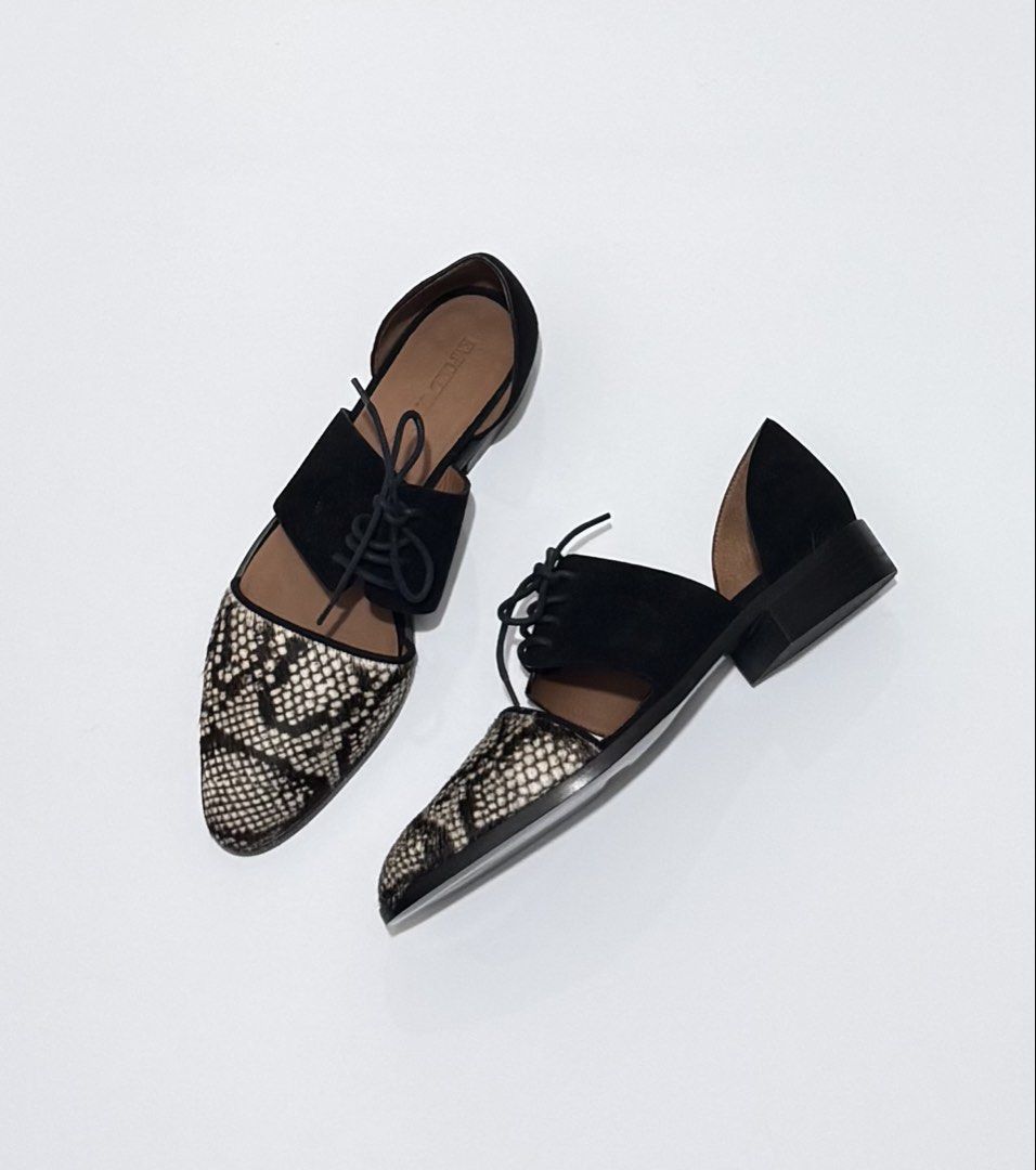 Emporioarmani (Category: Flats & Sandals) located in Quezon City. Submitted by byuklph (Listing ID 1468471464, Image 2). Description: Auth💯size36.5 Excellent condition No inclusion .