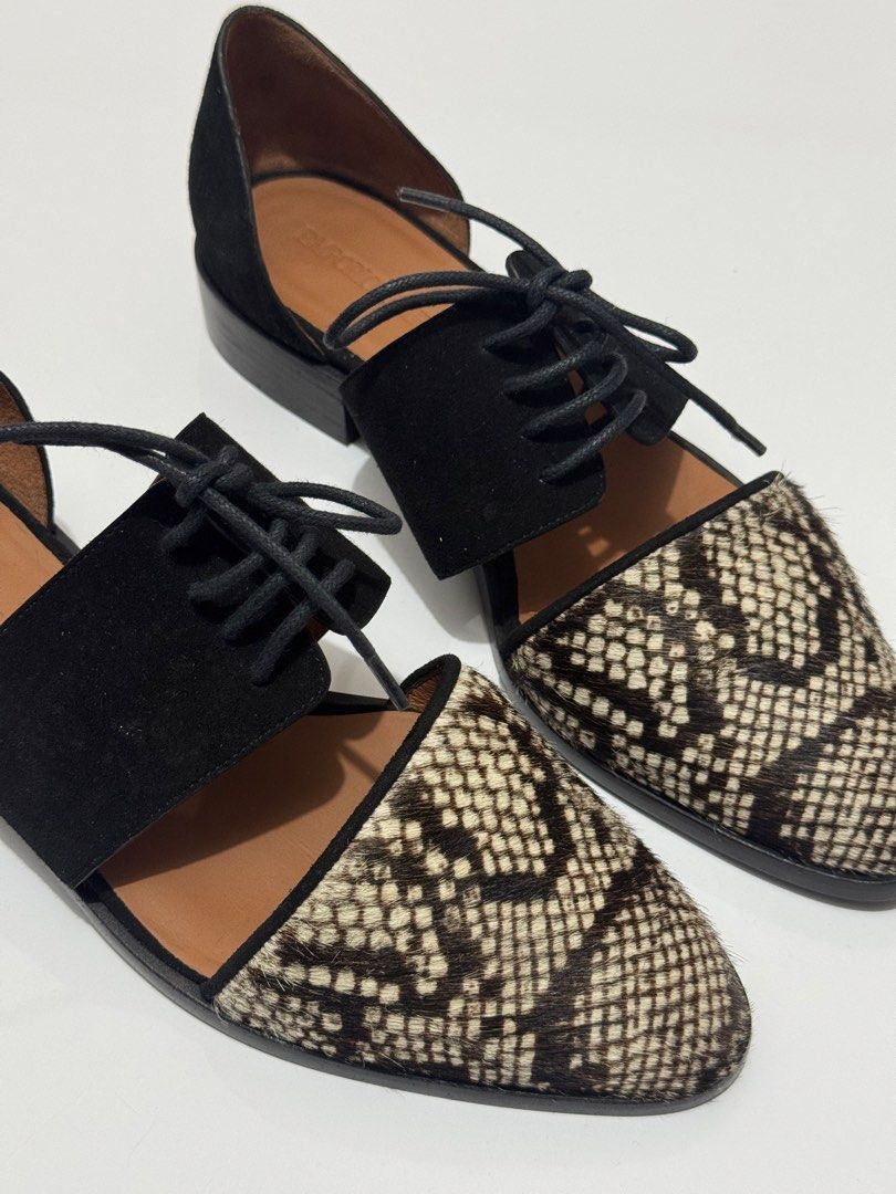 Emporioarmani (Category: Flats & Sandals) located in Quezon City. Submitted by byuklph (Listing ID 1468471464, Image 3). Description: Auth💯size36.5 Excellent condition No inclusion .