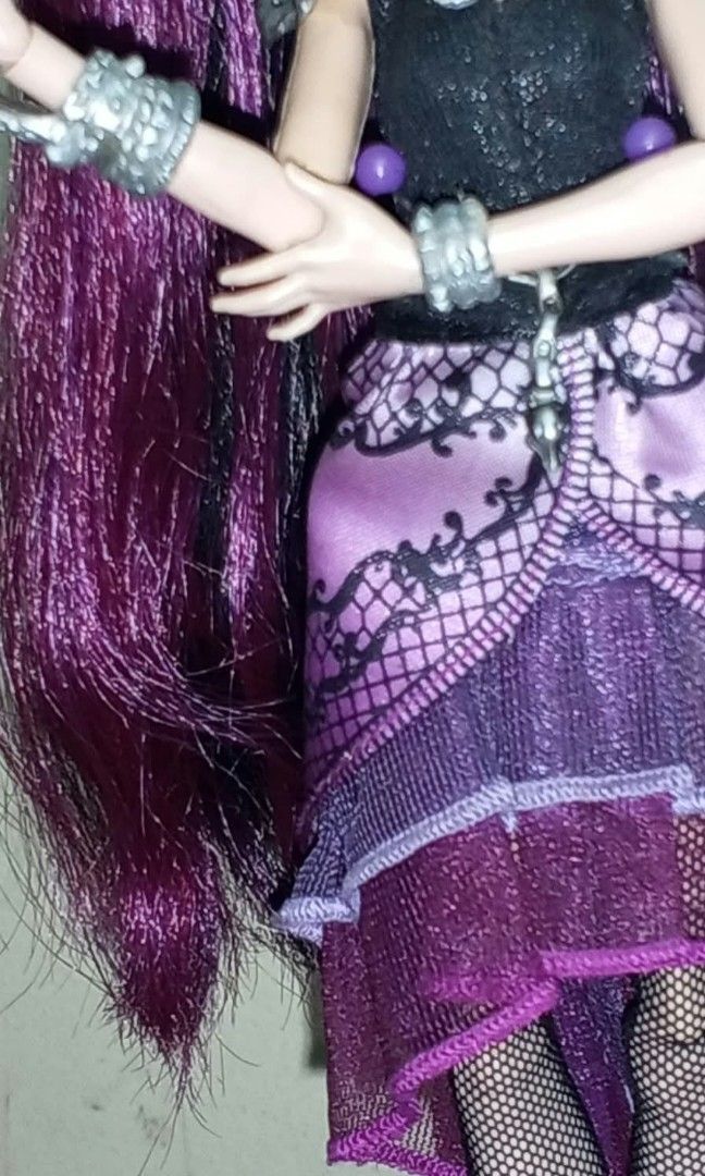 Ever After High Signature Raven Queen (Category: Kids Toys) located in Manila. Submitted by zenith_0 (Listing ID 1468455418, Image 3). Description: Ever After High Signature Raven Queen🫀🫀🫀(I'm selling her as the price I got her) Rfs: needed of funds Description: *tight joints *Almost complete but has missing bag *Small mark on chest *has a bit of yellow stain on right arm but not noticeable.