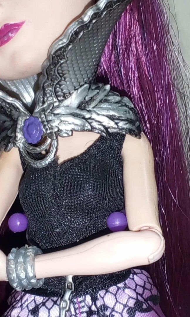 Ever After High Signature Raven Queen (Category: Kids Toys) located in Manila. Submitted by zenith_0 (Listing ID 1468455418, Image 2). Description: Ever After High Signature Raven Queen🫀🫀🫀(I'm selling her as the price I got her) Rfs: needed of funds Description: *tight joints *Almost complete but has missing bag *Small mark on chest *has a bit of yellow stain on right arm but not noticeable.